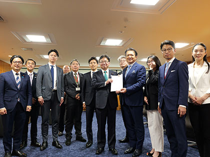 〈政府、成長戦略に位置づけへ〉 広告規制、国際整合性図る 美容産業振興で提言