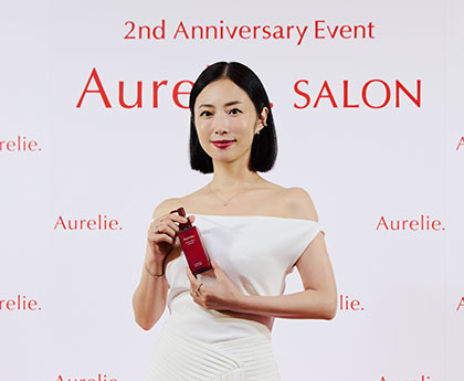 〈イングリウッドの「オレリー」〉 MEGUMIさんが登壇、新商品のクレンジングを実演