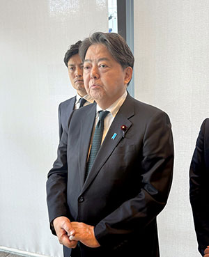 〈化粧品産業の規制改革〉 総務省、広告監視を強化 厚労省、国際調和図り調査着手